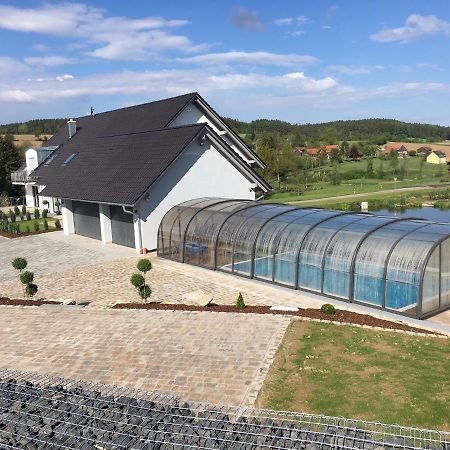 Landhaus Ferienwohnungen Mit Pool Und Wellness Neukirchen-Balbini Esterno foto
