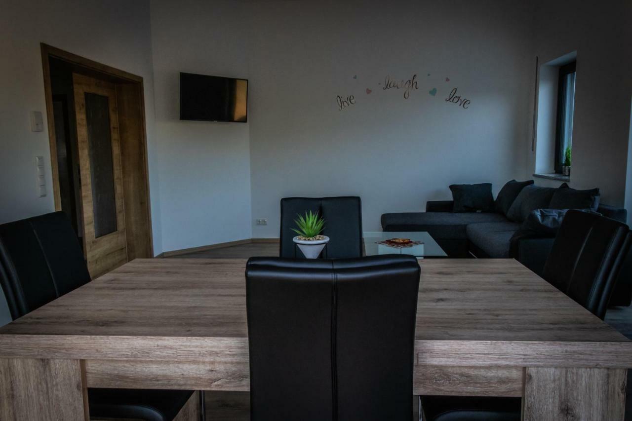 Landhaus Ferienwohnungen Mit Pool Und Wellness Neukirchen-Balbini Esterno foto