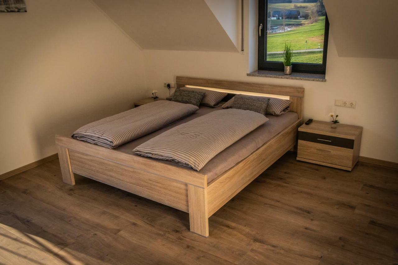 Landhaus Ferienwohnungen Mit Pool Und Wellness Neukirchen-Balbini Esterno foto