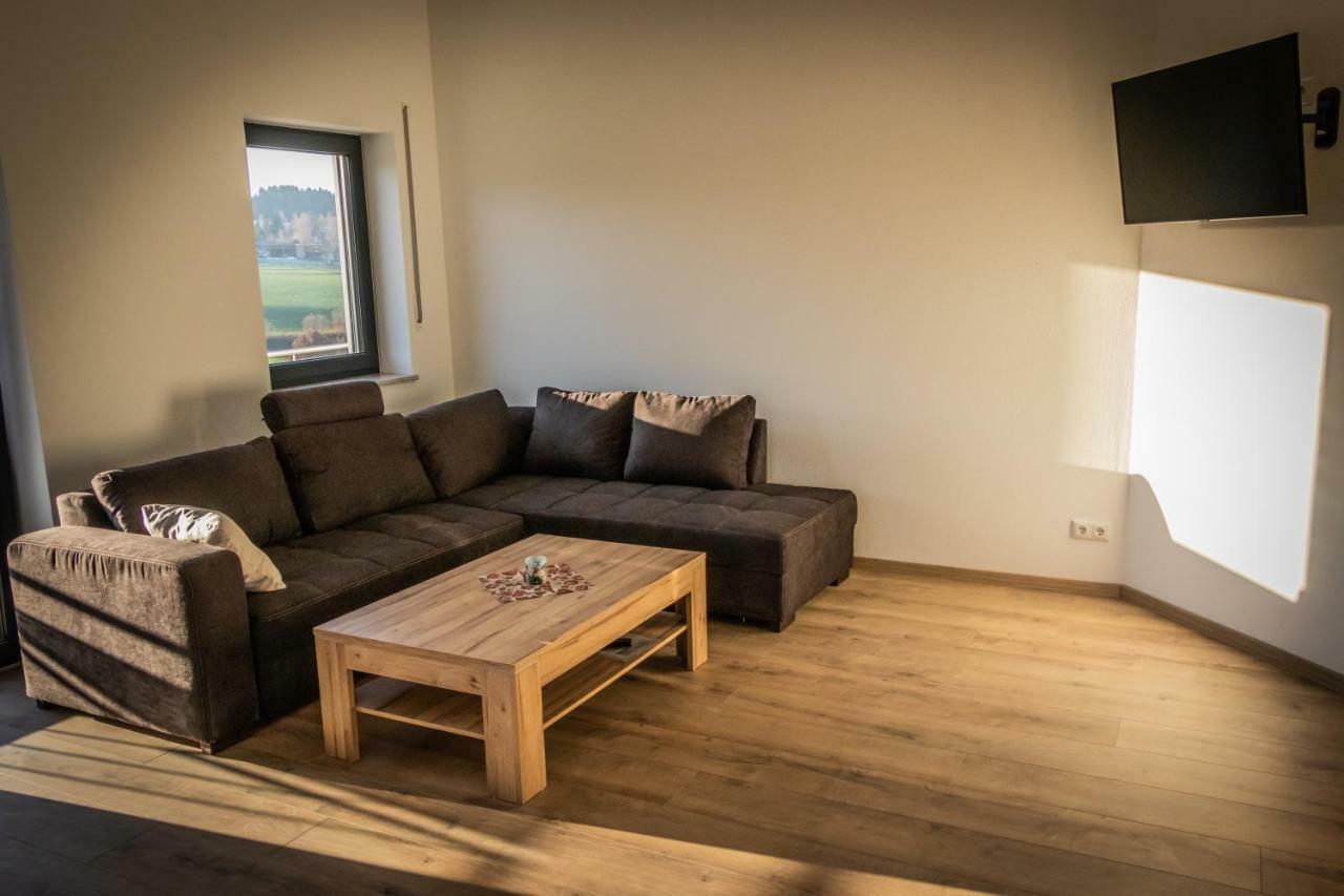 Landhaus Ferienwohnungen Mit Pool Und Wellness Neukirchen-Balbini Esterno foto