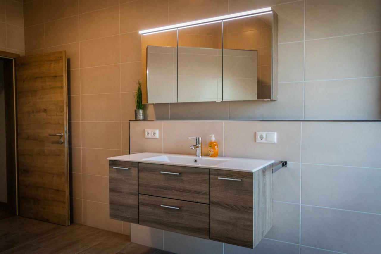 Landhaus Ferienwohnungen Mit Pool Und Wellness Neukirchen-Balbini Esterno foto