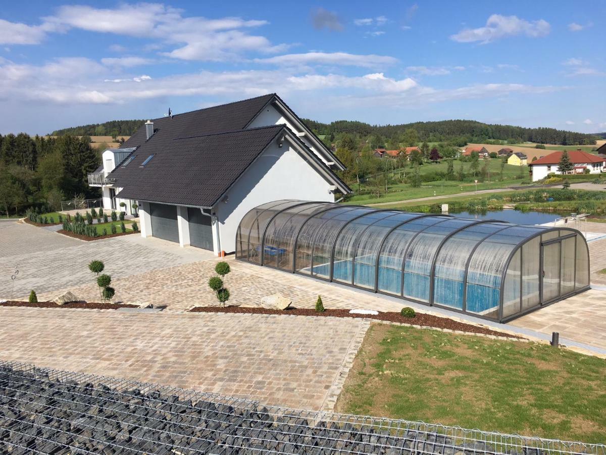Landhaus Ferienwohnungen Mit Pool Und Wellness Neukirchen-Balbini Esterno foto