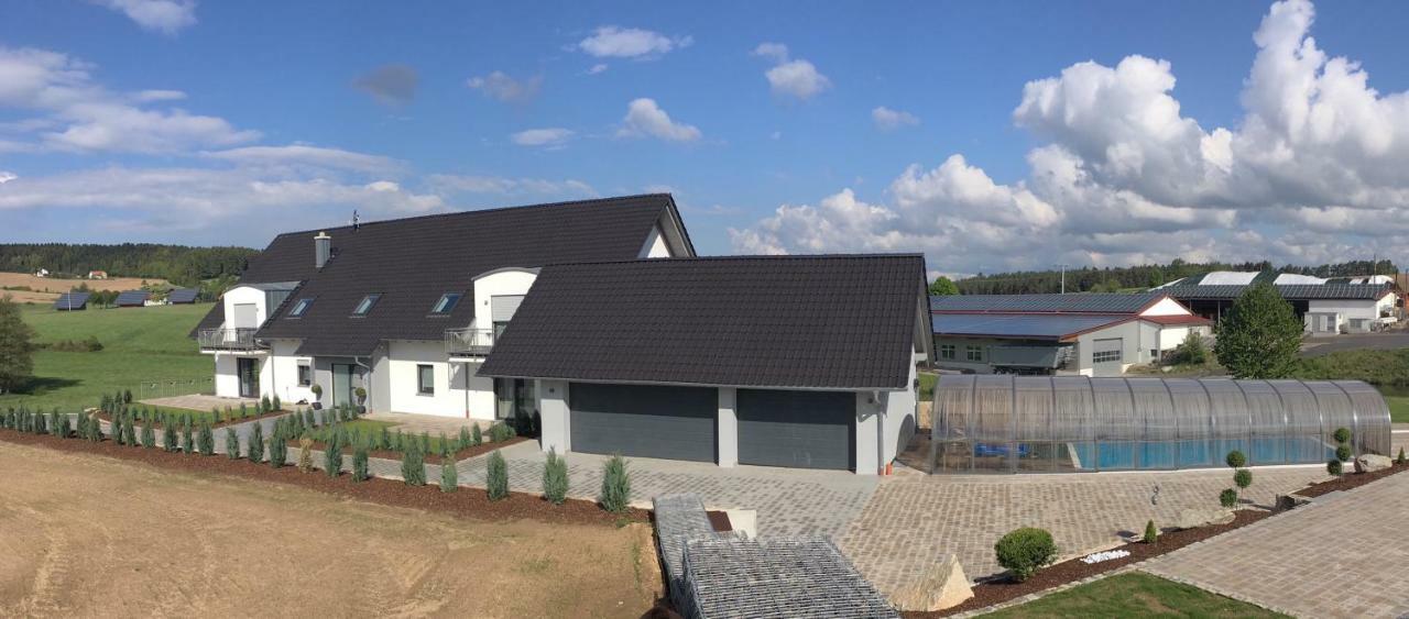 Landhaus Ferienwohnungen Mit Pool Und Wellness Neukirchen-Balbini Esterno foto
