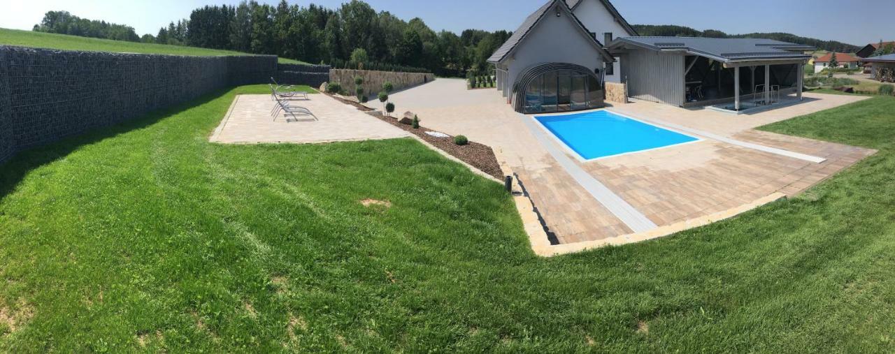 Landhaus Ferienwohnungen Mit Pool Und Wellness Neukirchen-Balbini Esterno foto