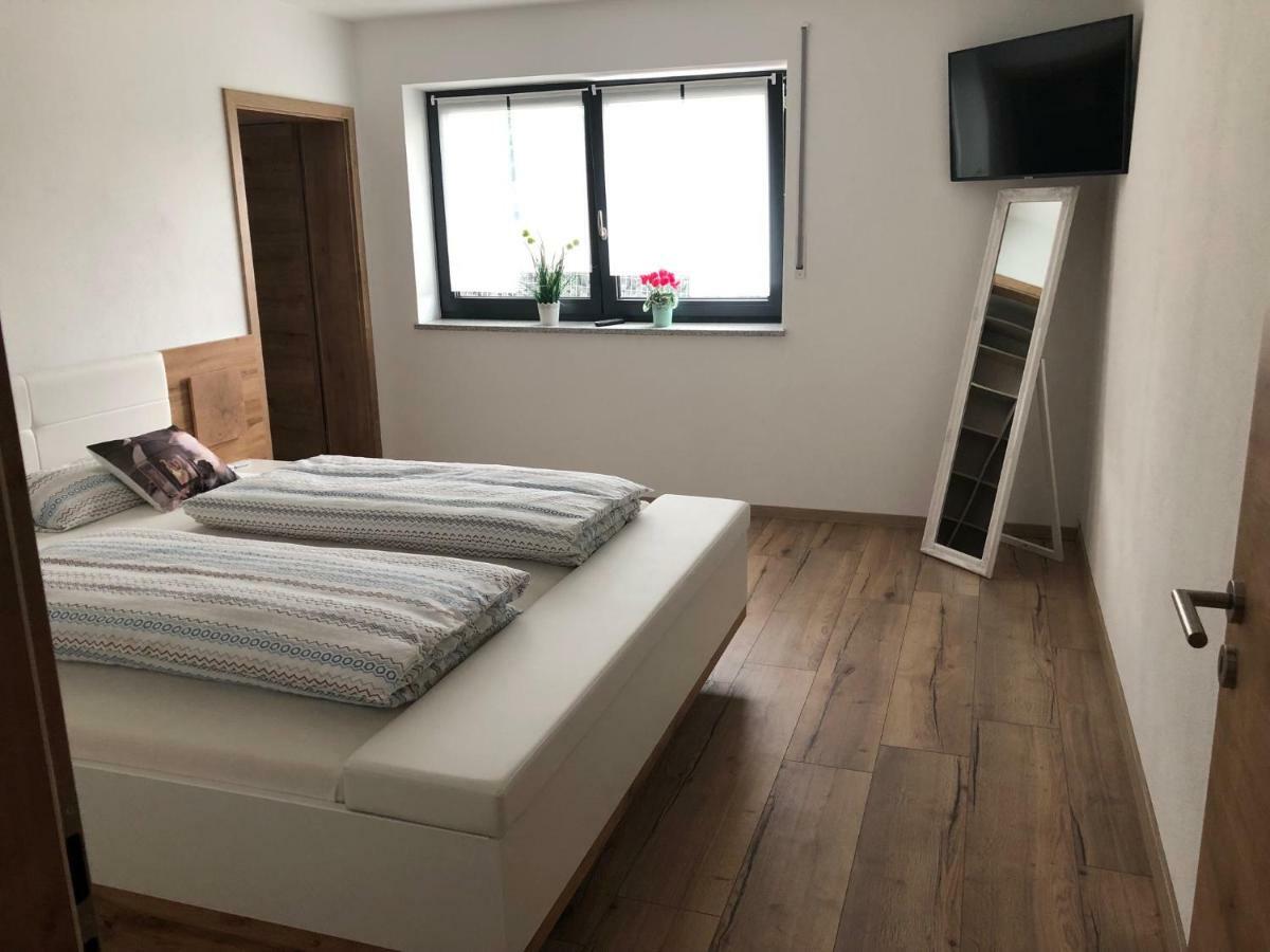 Landhaus Ferienwohnungen Mit Pool Und Wellness Neukirchen-Balbini Esterno foto