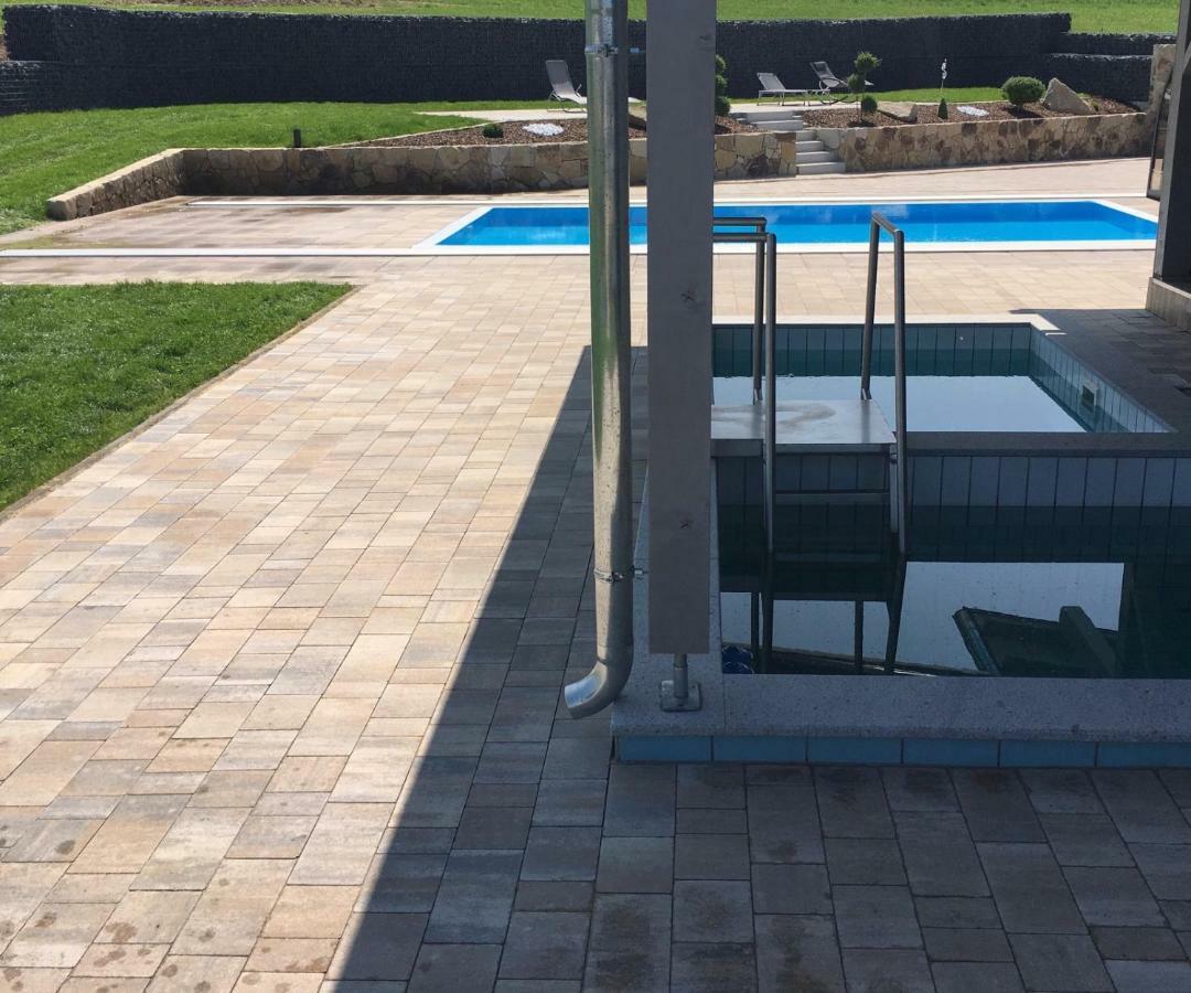 Landhaus Ferienwohnungen Mit Pool Und Wellness Neukirchen-Balbini Esterno foto