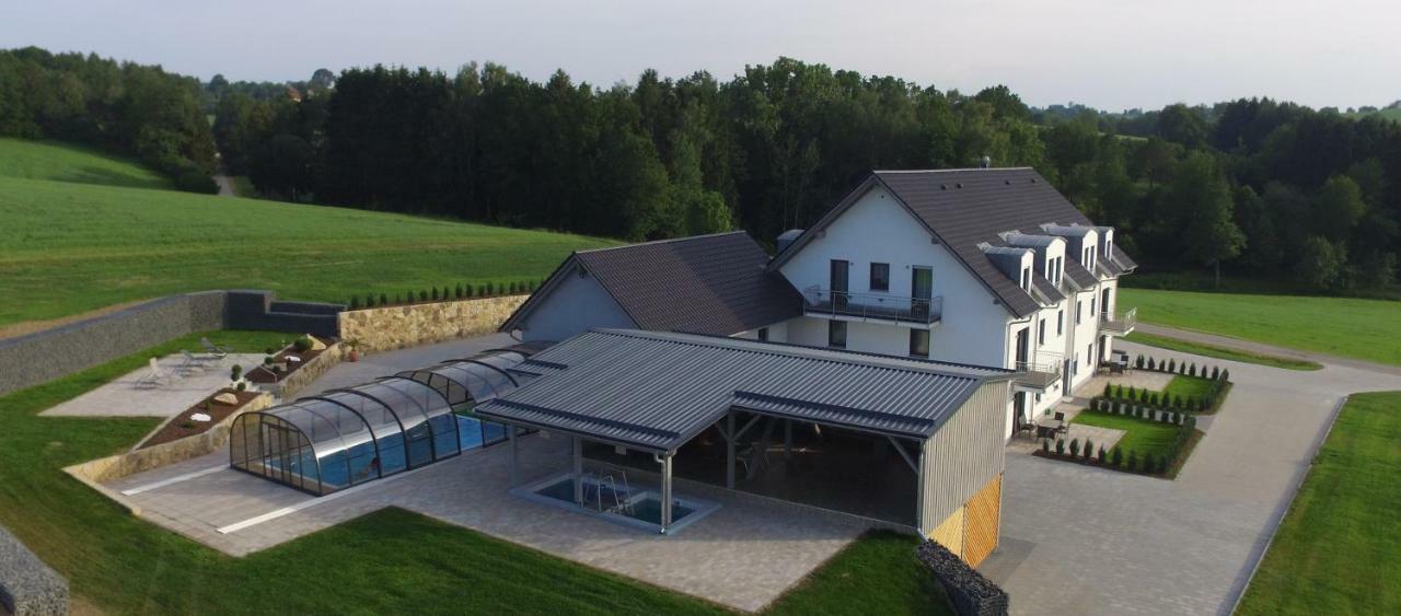 Landhaus Ferienwohnungen Mit Pool Und Wellness Neukirchen-Balbini Esterno foto